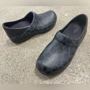 Crocs Neria Pro II Work Clog Black Leopard Print Medical Nurse Comfort size 9